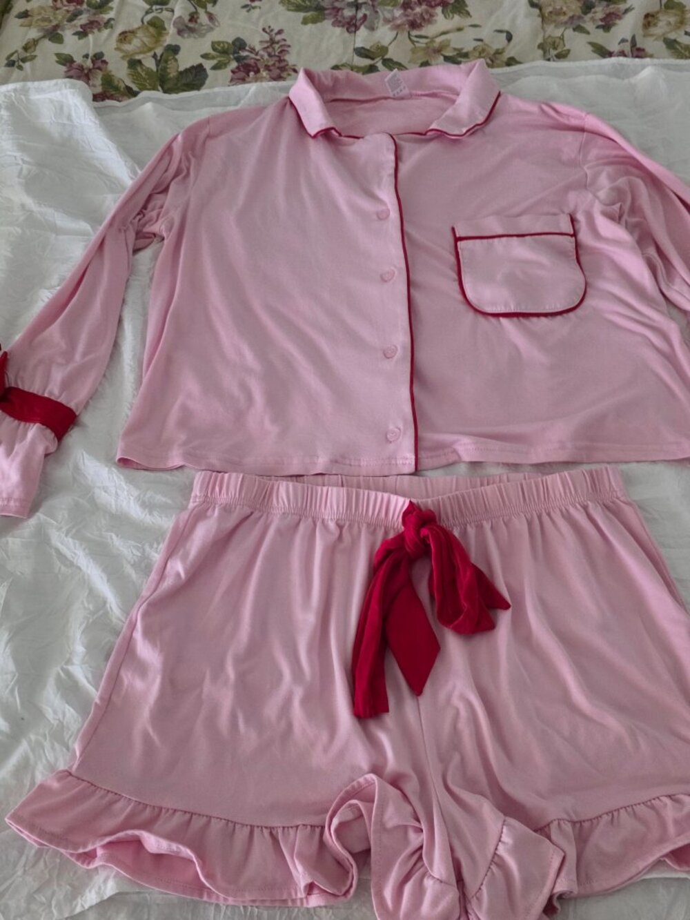 This Ladies Pajama Set in pink, size XL, is a stylish and comfortable sleepwear